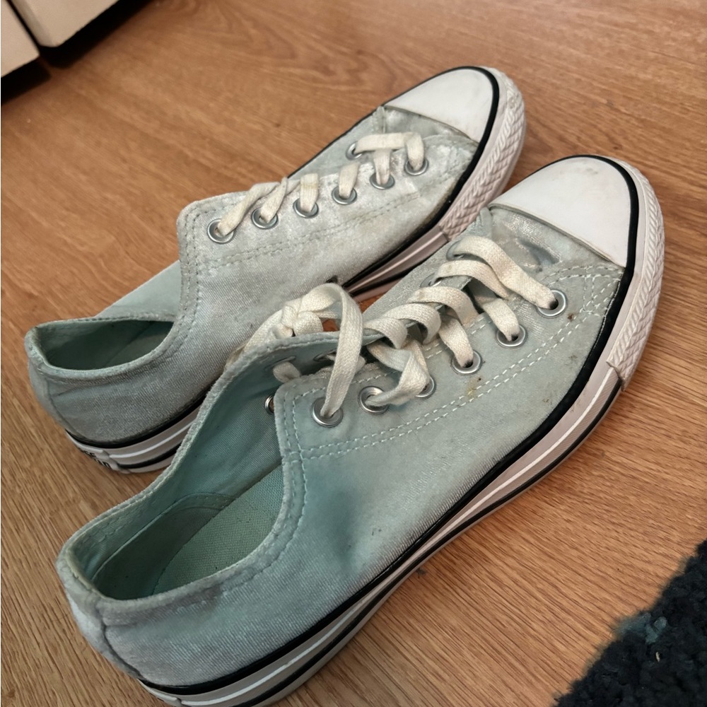 ADORABLE LIGHT BLUE VELVET CONVERSE